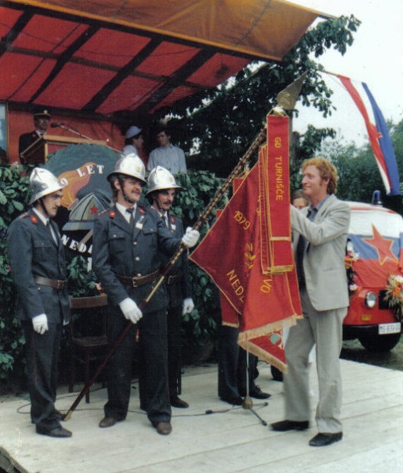 Prevzem praporja in gasilskega vozila (l. 1989).