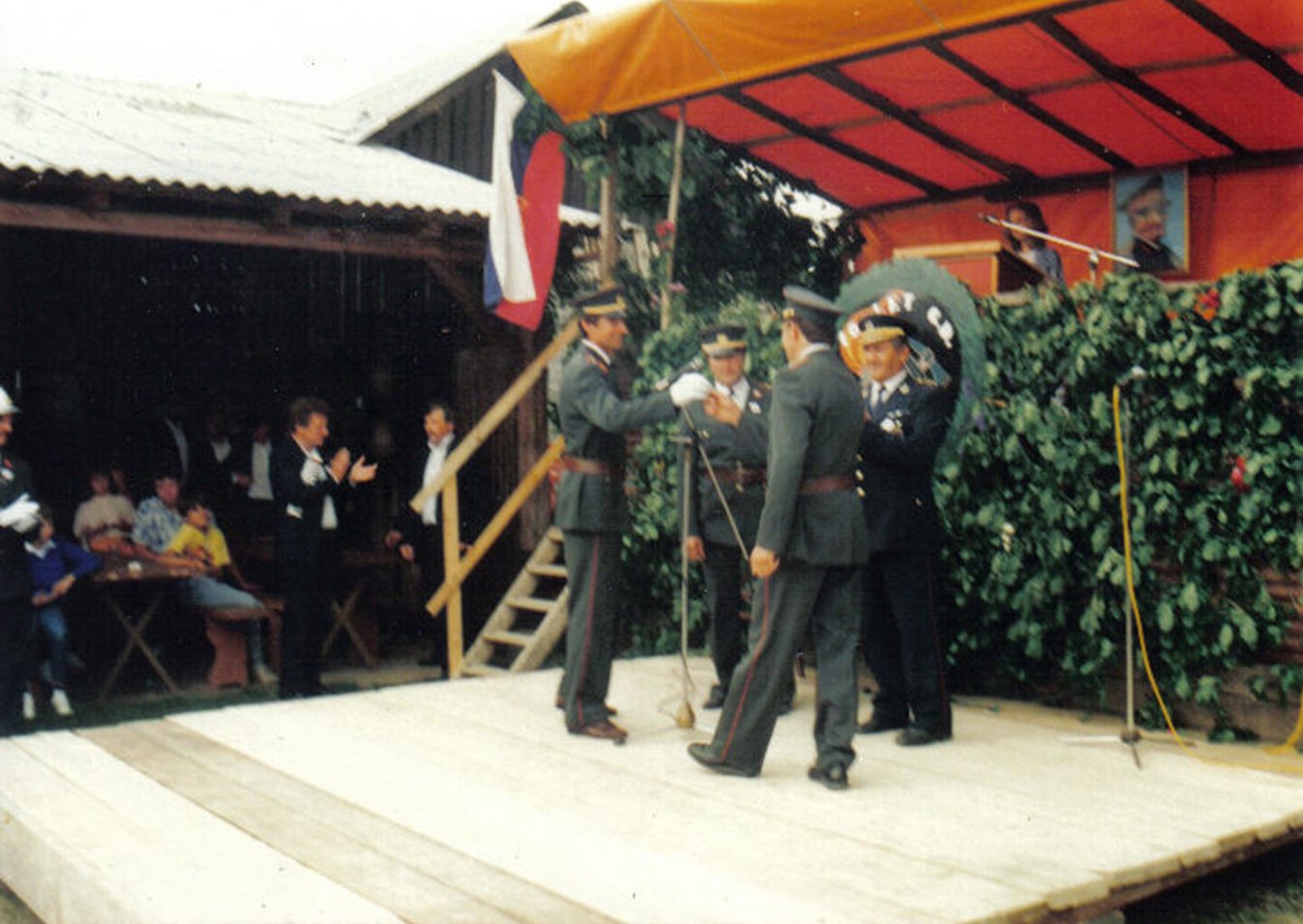 Prevzem ključev prvega gasilskega vozila (l. 1989).