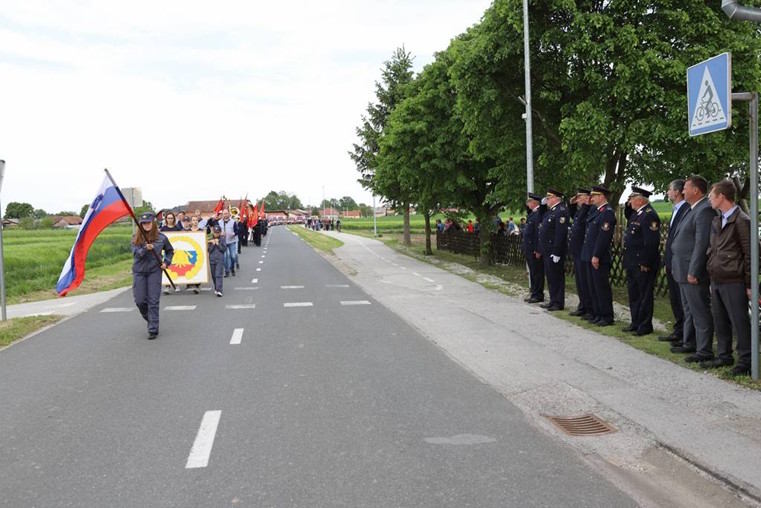Častna tribuna ob prevzemu gasilskega vozila GVM-1.
